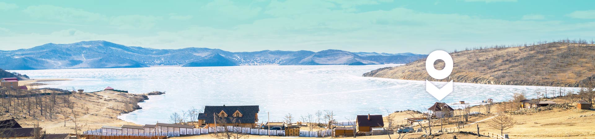 Прибрежный сельский пейзаж России с домашним приемником спутниковой широкополосной связи